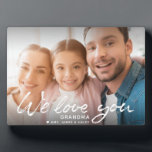 Placa Expositora Le encantamos Pincel Script Nombre personalizado F<br><div class="desc">Este diseño de caligrafía de escritura de pincel de moda que dice NOSOTROS TE AMO por sus nombres personalizados y mensajes hace un hermoso regalo de placa fotográfica para cualquier miembro de la familia. Aquí se lee "Abuela" pero esto es fácilmente personalizable para leer a la Madre, al Padre o...</div>