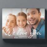 Placa Expositora Le encantamos Pincel Script Nombre personalizado F<br><div class="desc">Este diseño de caligrafía de escritura de pincel de moda que dice NOSOTROS TE AMO por sus nombres personalizados y mensajes hace un hermoso regalo de placa fotográfica para cualquier miembro de la familia. Aquí se lee "Abuela" pero esto es fácilmente personalizable para leer a la Madre, al Padre o...</div>