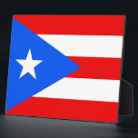 Placa Expositora Llanta de bandera de Puerto Rico<br><div class="desc">Añada un toque vibrante de espíritu puertorriqueño a su decoración de casa u oficina con nuestra placa exclusiva con la bandera de Puerto Rico! Esta placa, elaborada con meticulosa atención a los detalles, es más que decorativa; es una celebración de la herencia y el orgullo cultural puertorriqueños. El audaz diseño...</div>