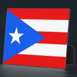 Placa Expositora Llanta de bandera de Puerto Rico<br><div class="desc">Añada un toque vibrante de espíritu puertorriqueño a su decoración de casa u oficina con nuestra placa exclusiva con la bandera de Puerto Rico! Esta placa, elaborada con meticulosa atención a los detalles, es más que decorativa; es una celebración de la herencia y el orgullo cultural puertorriqueños. El audaz diseño...</div>