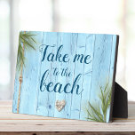Placa Expositora "Llévame a la playa" de madera rústica azul en la<br><div class="desc">Mantén tus recuerdos de verano cerca de tu corazón todo el año con esta madera azul claro de playa con cuerda náutica, corazón de coral y hierba marina costera de placa dorada. Colóquese en su espacio de trabajo y prepárese para ser transportado de vuelta a su lugar más agradable. ¡Genial...</div>
