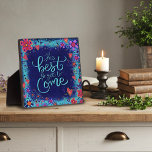 Placa Expositora Lo mejor inspirador es todavía venir floral<br><div class="desc">Inspiradora Easel Plaque - bonito, arte caprichoso y de diseño, con un fondo azul adornado con flores rosas, creado para inspirar y animar. El diseño colorido y florido de bonito le da un toque positivo a su día. Estas divertidas placas de caballete hacen grandes agujeros inspiradores para la familia, amigos,...</div>