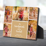 Placa Expositora Los abuelos son el mayor Collage de fotos<br><div class="desc">Un collage de cinco fotos de tu hijo/hijos, sus nombres y el mensaje "¡Mis abuelos son los más grandes!" con letras de moda se coloca directamente en el panel de trabajo para una imagen asombrosamente nítida con una superficie limpia y fácil de borrar. Tabletop, en una estantería o escritorio, esta...</div>