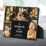 Placa Expositora Los abuelos son el mayor Collage de fotos<br><div class="desc">Un collage de cinco fotos de tu hijo/hijos, sus nombres y el mensaje "¡Mis abuelos son los más grandes!" con letras blancas de moda en negro se coloca directamente en el panel de trabajo para una imagen asombrosamente nítida con una superficie limpia y fácil de borrar. Tabletop, en una estantería...</div>