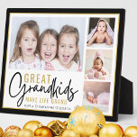 Placa Expositora Los grandes nietos hacen que la vida sea un gran C<br><div class="desc">Un moderno regalo de collage de fotos para los abuelos con una frase sentimental "Los nietos hacen la vida grandiosa". Personalízate con 4 fotos y nombres de nietos para convertirlo en un regalo memorable para los Navidades el día de la madre,  el día de los abuelos y el cumpleaños.</div>