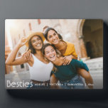 Placa Expositora Los mejores amigos modernos para siempre amistad<br><div class="desc">Celebra tu inquebrantable vínculo con esta linda y simple exposición de fotos de amistad personalizado para los mejores amigos. Esta elegante placa BFF muestra su foto horizontal favorita con "besties" elegantemente colocados en letras blancas. Esta placa es un recuerdo perfecto para las mujeres y es un regalo meditado para la...</div>