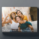 Placa Expositora Los mejores amigos modernos para siempre amistad<br><div class="desc">Celebra tu inquebrantable vínculo con esta linda y simple exposición de fotos de amistad personalizado para los mejores amigos. Esta elegante placa BFF muestra su foto horizontal favorita con "besties" elegantemente colocados en letras blancas. Esta placa es un recuerdo perfecto para las mujeres y es un regalo meditado para la...</div>
