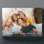 Placa Expositora Los mejores amigos para siempre amistad<br><div class="desc">Celebra tu vínculo especial con este lindo regalo para los mejores amigos! Esta placa personalizado de BFF es el conservador perfecto para mujeres y chicas adolescentes, presentando tu foto horizontal favorita con "besties" elegantemente empotrados con letras blancas. Personalízalo con un mensaje de graduación de la escuela secundaria o sus nombres...</div>
