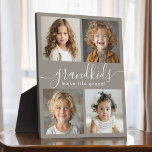 Placa Expositora Los nietos hacen de la vida un gran Collage de fot<br><div class="desc">Un regalo para los abuelos, esta placa personalizada de collage de fotos incluye una plantilla de 4 fotos para personalizar con fotos de los nietos. Una combinación de escritura manuscrita moderna combinada con una moderna letra sans serif con la frase "¡los nietos hacen la vida grandiosa!" El fondo es un...</div>