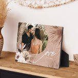 Placa Expositora Love Boho Watercolor Floral Keepsake Arch Foto<br><div class="desc">Un hermoso regalo de foto para los recién casados. Fotos de bodas florales tropicales de color bohemio-floral de diseño moderno con flores botánicas de boho y vegetación tropical dibujadas a mano. Las formas geométricas modernas, combinadas con una bonita paleta moderna de color boho, crean este elegante y sofisticado toque fotográfico...</div>