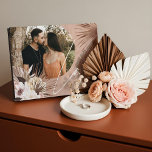 Placa Expositora Love Boho Watercolor Floral Keepsake Arch Foto<br><div class="desc">Un hermoso regalo de foto para los recién casados. Fotos de bodas florales tropicales de color bohemio-floral de diseño moderno con flores botánicas de boho y vegetación tropical dibujadas a mano. Las formas geométricas modernas, combinadas con una bonita paleta moderna de color boho, crean este elegante y sofisticado toque fotográfico...</div>