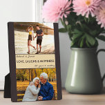 Placa Expositora Love Laughs Felicidad Parejas Aniversario de la fo<br><div class="desc">Placa fotográfica personalizada del aniversario del boda. El diseño es perfecto para cualquier aniversario, ya que la plantilla está configurada para que añada el número de años adecuado. La plantilla de fotos está lista para que subas dos de tus fotos favoritas, que se muestran en formato horizontal. El texto es...</div>
