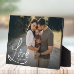 Placa Expositora LOVE Modern Elegant Family Photo Keepsake<br><div class="desc">Acepte el poder duradero de la familia con esta elegante placa fotográfica. Con su apreciada fotografía familiar o recién nacida enmarcada en un elegante guión de "AMOR", esta obra maestra contemporánea se convierte en un punto focal reconfortante en cualquier hogar. Personalizado con el nombre de su familia o hijo o...</div>