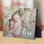 Placa Expositora LOVE Script Tabletop Easel Photo<br><div class="desc">Esta encantadora placa fotográfica de mesa tiene un caballete empotrado para mostrar sin marco tu foto favorita. Incluye la palabra AMOR en un hermoso guión en blanco (se puede borrar o cambiar) y cualquier otra información que desee incluir. Crea un aguijón para dar como regalo o para ti mismo.</div>