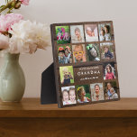 Placa Expositora Madera oscura te queremos abuela Collage de fotos<br><div class="desc">Crea tu propia placa de collage de fotos con 14 de tus fotos favoritas sobre un fondo de textura de madera para un regalo único de keepsake para la abuela. Personaliza con los nombres de los nietos y te amamos el mensaje de la abuela más grande.</div>