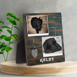 Placa Expositora Madera rústica con Collage de fotos de perro Masco<br><div class="desc">Madera rústica con placa de Collage de fotos de perro Mascota del corazón. Esta placa personalizado tiene dos fotos y su nombre en un fondo rústico de madera oscura. El fondo tiene un corazón garabato blanco y manchas blancas. Personalice la placa con su perro o cualquier otra foto y nombre...</div>