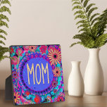 Placa Expositora Mamá Bonito Floral Rosa Whimsical<br><div class="desc">Una placa de mamá floral, divertida y de moda, que se vería genial en un dormitorio, oficina, aula o casa. Los corazones y flores caprichosos añaden alegría a esta obra de arte dibujada a mano. El toque de color hace que una placa atractiva los ojos. Para ver más de mis...</div>