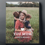 Placa Expositora Mamá foto del Día de la Madre<br><div class="desc">Cute Heart Love You Mamá Mother's Day Photo Poster incluye tu foto favorita con el texto "(corazón de amor) tu Mamá" en escritura blanca moderna con tus nombres debajo. Personalice editando el texto en el cuadro de texto proporcionado y agregando su propia imagen. Perfecto para Navidades, cumpleaños y regalos del...</div>