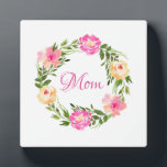 Placa Expositora Mamá Mamá floral femenina acuarela personalizada<br><div class="desc">Una magnífica combinación de rosas color rosa y crema acuarela. La palabra "Mamá" es editable y se puede personalizar o eliminar en el cuadro de edición. El estilo de fuente,  el color y el tamaño se pueden editar en el menú de edición.</div>