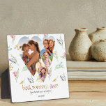 Placa Expositora Mamá Tipografía de Flor Silvestre Foto de Corazón<br><div class="desc">Crea tu propia placa fotográfica para la mejor madre de la historia con 4 fotos en forma de corazón, flores silvestres de bonito, tu texto personalizado y arte tipográfico único. La plantilla de fotos está lista para que agregues tus propias fotos, que se muestran en formas de corazón y rodeadas...</div>
