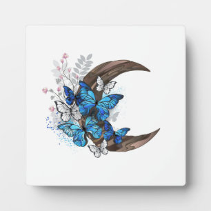 Placa Expositora Mariposas azules sobre la media luna de madera
