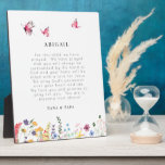 Placa Expositora Mariposas blancas y oraciones de flores silvestres<br><div class="desc">Plaque de oración personalizado. Cristiano. Oración por el bebé. El nombre de la persona dando un regalo. Fondo blanco. Mariposas y flores.</div>