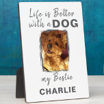 Placa Expositora mascota de fotos personalizado nombre perro gris b<br><div class="desc">Añada un toque reconfortante a cualquier habitación con nuestro "Life is Better with a Dog" Tabletop Plaque con Easel! Esta encantadora placa es perfecta para los amantes del perro, con un diseño elegante y una encantadora cita para alegrar tu casa. Ya sea en tu escritorio, estante o manto, te da...</div>