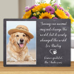 Placa Expositora Mascota de perro de agradecimiento veterinario<br><div class="desc">Diga 'Gracias' a su maravilloso veterinario con placa fotográfica mascota personalizada. "Salvar a un animal puede no cambiar el mundo, pero seguramente cambió el mundo por ‘tu nombre de perro'... ¡siempre agradecido... !" Personaliza con el nombre del mascota y la foto favorita. Esta placa de apreciación veterinaria será un regalo...</div>