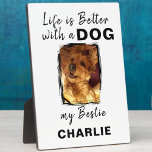 Placa Expositora mascota fotográfico personalizado nombre perro neg<br><div class="desc">Añada un toque reconfortante a cualquier habitación con nuestro "Life is Better with a Dog" Tabletop Plaque con Easel! Esta encantadora placa es perfecta para los amantes del perro, con un diseño elegante y una encantadora cita para alegrar tu casa. Ya sea en tu escritorio, estante o manto, te da...</div>