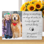 Placa Expositora Mascota Veterinario Foto Reconocimiento Veterinari<br><div class="desc">Diga 'Gracias' a su maravilloso veterinario con placa fotográfica mascota personalizada. "Salvar a un animal puede no cambiar el mundo, pero seguramente cambió el mundo por ‘tu nombre de perro'... ¡siempre agradecido... !" Personaliza con el nombre del mascota y la foto favorita. Esta placa de apreciación veterinaria será un regalo...</div>