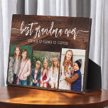 Placa Expositora Mejor Abuela de la Historia - Collage de fotos de<br><div class="desc">Celebra la "Mejor Abuela de la Historia" con esta placa personalizada de Collage de fotos para nietos. Este sincero regalo cuenta con un bello collage de preciadas fotos que capturan momentos especiales, complementado con un mensaje amoroso. Diseñado con materiales de alta calidad y acabados elegantes, es ideal para exhibirse en...</div>