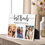 Placa Expositora Mejor Amigos 3 Collage de fotos Keepsake<br><div class="desc">Celebra tu amistad con el Collage de fotos de los Mejores Amigos 3 Keepsake Plaque. Esta placa personalizada presenta un bello collage de tres preciadas fotos, capturando momentos especiales compartidos con tus amigos más cercanos. Diseñado con materiales de alta calidad, es perfecto para exhibirse en un escritorio, una estantería o...</div>
