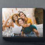 Placa Expositora Mejor Amistad para siempre<br><div class="desc">Qué mejor manera de conmemorar tu vínculo con tus mejores amigos. Esta hermosa placa fotográfica personalizado muestra tu foto horizontal o paisajística favorita con "besties" colocados en letras blancas. Personalice con un mensaje especial o sus nombres. Para ver más simples placas de los mejores amigos visite www.zazzle.com/dotellabelle</div>