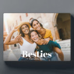 Placa Expositora Mejor Amistad para siempre<br><div class="desc">Celebra la amistad con esta moderna placa fotográfica personalizado, perfecta para los mejores amigos y amigos. Con su foto horizontal favorita con "besties" elegantemente empotrados con letras blancas, este keepsake es una manera elegante de apreciar recuerdos especiales. Ideal para mujeres y chicas adolescentes, esta placa hace un regalo meditado de...</div>