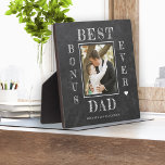 Placa Expositora Mejor bono papá siempre foto del Día del Padre.<br><div class="desc">Bono de Stepdad papá Feliz Día del Padre tipografía en negrita blanca sobre carbón vegetal negro personalizado rústico foto placa personalizada keepsake con tu texto,  y firma.</div>