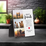 Placa Expositora Mejor Collage de fotos de amigos y presupuesto de<br><div class="desc">¡Los bonos son la familia que elegimos, y se merecen lo mejor! Celebra tu vínculo especial con esta placa "Best Friends" (los mejores amigos) de moda. Con una cita personalizada, espacio para 3 fotos de su elección y elementos de personalizable, es el regalo perfecto para cualquier ocasión: cumpleaños, Navidades, o...</div>