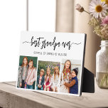 Placa Expositora Mejor Collage de fotos de los Abuelos<br><div class="desc">Captura el amor entre Poppy y sus nietos con nuestro abuelo Collage de fotos Plaque. Esta placa personalizada muestra un reconfortante collage de fotos, mostrando hermosamente momentos apreciados compartidos entre Poppy y sus queridos nietos. Alrededor de las fotos está el entrañable título "Poppy", agregando un toque especial al diseño. Esta...</div>