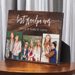 Placa Expositora Mejor Collage de fotos de Madera Abuelo Abuelo<br><div class="desc">Captura el amor entre Poppy y sus nietos con nuestro abuelo Collage de fotos Plaque. Esta placa personalizada muestra un reconfortante collage de fotos, mostrando hermosamente momentos apreciados compartidos entre Poppy y sus queridos nietos. Alrededor de las fotos está el entrañable título "Poppy", agregando un toque especial al diseño. Esta...</div>