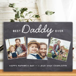 Placa Expositora Mejor DADDY jamás personalizado 3 Día del Padre fo<br><div class="desc">Sorpresa papá este día de los padres con una placa fotográfica personalizada de 3. "Mejor DADDy jamás" Personaliza esta placa de papá con fotos, mensajes y nombres favoritos. Visita nuestra colección para los mejores regalos del día de papá padre y regalos personalizados de papá. DERECHOS RESERVADOS © 2020 Judy Burrows,...</div>