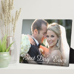 Placa Expositora Mejor Día de Boda de la Historia<br><div class="desc">placa fotográfica de personalizado keepsake para celebrar a su boda con su foto superpuesta con el "Mejor Día de la Historia" y sus nombres y fecha boda en una mezcla de un guión blanco elegante y una tipografía moderna y blanca simple.</div>