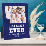 Placa Expositora Mejor entrenador de todos los tiempos nombre año e<br><div class="desc">Mejor entrenador de todos los nombres del año equipo Foto Blue White. Un gran regalo para tu entrenador, sea cual sea tu deporte. Personalice fácilmente el texto y elija su foto de equipo favorita para reemplazar la imagen de ejemplo. Se pueden hacer cambios en los colores del texto y el...</div>