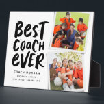 Placa Expositora Mejor entrenador dos equipos de fotos gracias<br><div class="desc">Digan gracias a un gran entrenador y celebren una maravillosa temporada con esta divertida placa de dos fotos con un esquema de color blanco y negro. Personalízalo con tu propio texto para conmemorar una temporada exitosa. ¡Es una buena manera de mostrar su aprecio por cualquier temporada deportiva y atletas jóvenes...</div>