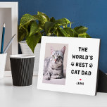 Placa Expositora Mejor Foto De Gato Papa Pet Lover<br><div class="desc">Esta placa fotográfica personalizado, sencilla y moderna, incluye un espacio fotográfico en forma de retrato con la frase "El mejor papá gato del mundo" del personalizado, con el nombre o nombres de mascotas gatitos en un estilo negro moderno con adorables huellas de pata, acento cardíaco rojo y personalización del nombre...</div>