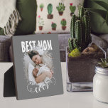 Placa Expositora Mejor foto de mamá de todos los tiempos<br><div class="desc">La mejor mamá jamás aparece en la foto personalizada Regalo por la madre en el día de la madre o el cumpleaños de la madre o su nueva madre. Añade una de tus fotos favoritas de esposa, madre, bebé/hijos/mascotas/familia/pareja/boda a la almohada. Podrás ver un avance de tu creación, a lo...</div>