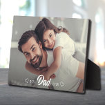 Placa Expositora Mejor foto de papá<br><div class="desc">Su foto y MEJOR PAPÁ, o cualquier texto, se colocan directamente en el panel duro para una imagen asombrosamente nítida con una superficie limpia y fácil de borrar. Tabletop, en una estantería o escritorio, esta placa con un caballete empotrado es ideal para cualquier ocasión. CONSEJO: Si usas placa cuadrada, recorta...</div>