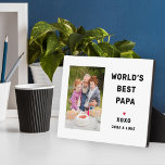 Placa Expositora Mejor foto personalizada de Papa en el mundo<br><div class="desc">Esta placa fotográfica personalizado, sencilla y moderna, incluye un espacio fotográfico en forma de retrato con el personalizado "El mejor papá del mundo" (se puede personalizar), con nombres de nietos de estilo negro moderno con acento de corazón rojo y personalización del nombre o nombres del niño. ¡Hace un gran regalo...</div>