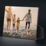 Placa Expositora Mejor Juntos Moderno Script Personalizado Foto de<br><div class="desc">placa fotográfica familiar personalizado con diseño de escritura cardíaca moderna que lee MEJOR JUNTOS junto con el nombre y el año de su familia.</div>