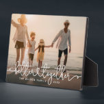 Placa Expositora Mejor Juntos Moderno Script Personalizado Foto de<br><div class="desc">placa fotográfica familiar personalizado con diseño de escritura cardíaca moderna que lee MEJOR JUNTOS junto con el nombre y el año de su familia.</div>