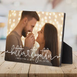 Placa Expositora Mejor Juntos Un Guión Moderno, Foto De Boda Person<br><div class="desc">placa fotográfica de pareja personalizado,  compromiso o boda con un diseño moderno de guión para el corazón que lee MEJOR JUNTOS junto a sus nombres y fecha.</div>