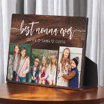 Placa Expositora Mejor Nonna - Nietos Collage de fotos de Madera<br><div class="desc">Celebra la "mejor nonna jamás" con esta placa personalizada de Collage de fotos de nietos. Este sincero regalo cuenta con un bello collage de preciadas fotos que capturan momentos especiales, complementado con un mensaje amoroso. Diseñado con materiales de alta calidad y acabados elegantes, es ideal para exhibirse en casa como...</div>